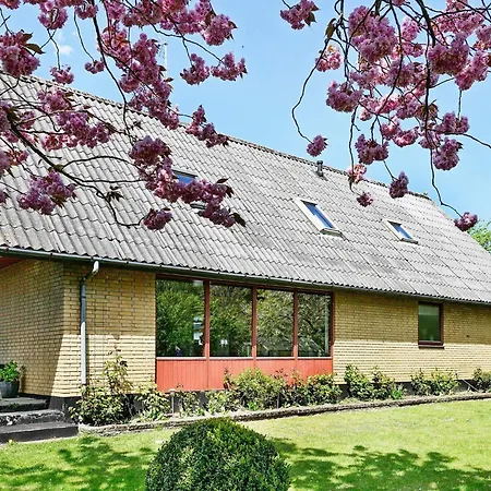 4 Person In Nexo-by Traum * Balke